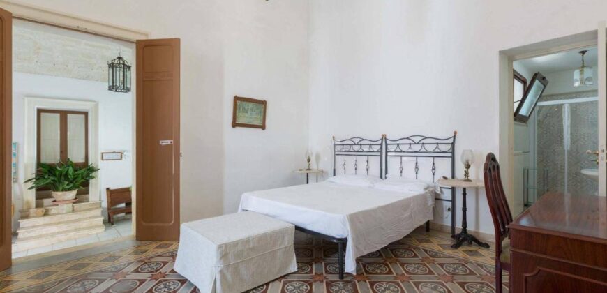 Affascinante Residenza Nobiliare d’Epoca con Giardino e Piscina a Ortelle, a 3 km dal Mare  Charming Historic Noble Residence with Garden and Pool in Ortelle, 3 km from the Sea”