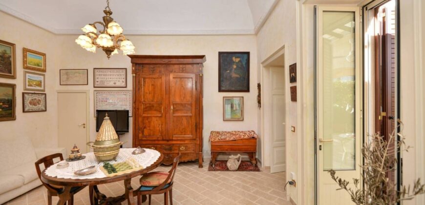 Affascinante Residenza Nobiliare d’Epoca con Giardino e Piscina a Ortelle, a 3 km dal Mare  Charming Historic Noble Residence with Garden and Pool in Ortelle, 3 km from the Sea”