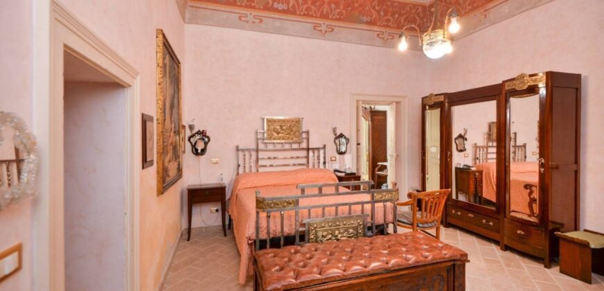 Affascinante Residenza Nobiliare d’Epoca con Giardino e Piscina a Ortelle, a 3 km dal Mare  Charming Historic Noble Residence with Garden and Pool in Ortelle, 3 km from the Sea”