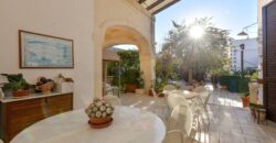 Affascinante Residenza Nobiliare d’Epoca con Giardino e Piscina a Ortelle, a 3 km dal Mare  Charming Historic Noble Residence with Garden and Pool in Ortelle, 3 km from the Sea”