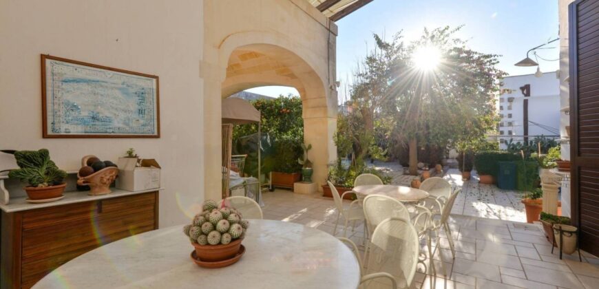 Affascinante Residenza Nobiliare d’Epoca con Giardino e Piscina a Ortelle, a 3 km dal Mare  Charming Historic Noble Residence with Garden and Pool in Ortelle, 3 km from the Sea”