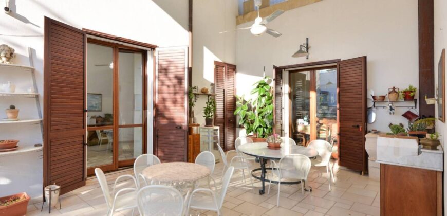 Affascinante Residenza Nobiliare d’Epoca con Giardino e Piscina a Ortelle, a 3 km dal Mare  Charming Historic Noble Residence with Garden and Pool in Ortelle, 3 km from the Sea”