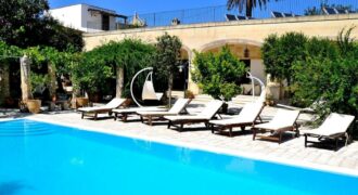 Affascinante Residenza Nobiliare d’Epoca con Giardino e Piscina a Ortelle, a 3 km dal Mare  Charming Historic Noble Residence with Garden and Pool in Ortelle, 3 km from the Sea”