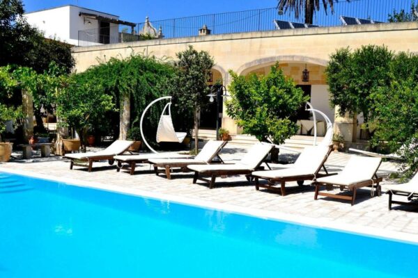 Affascinante Residenza Nobiliare d’Epoca con Giardino e Piscina a Ortelle, a 3 km dal Mare  Charming Historic Noble Residence with Garden and Pool in Ortelle, 3 km from the Sea”