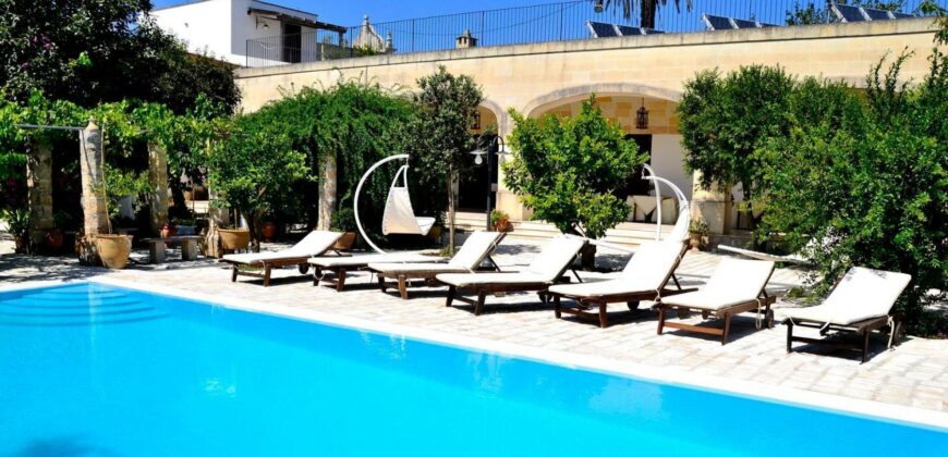 Affascinante Residenza Nobiliare d’Epoca con Giardino e Piscina a Ortelle, a 3 km dal Mare  Charming Historic Noble Residence with Garden and Pool in Ortelle, 3 km from the Sea”