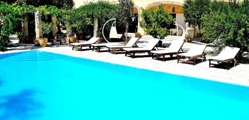 Affascinante Residenza Nobiliare d’Epoca con Giardino e Piscina a Ortelle, a 3 km dal Mare  Charming Historic Noble Residence with Garden and Pool in Ortelle, 3 km from the Sea”