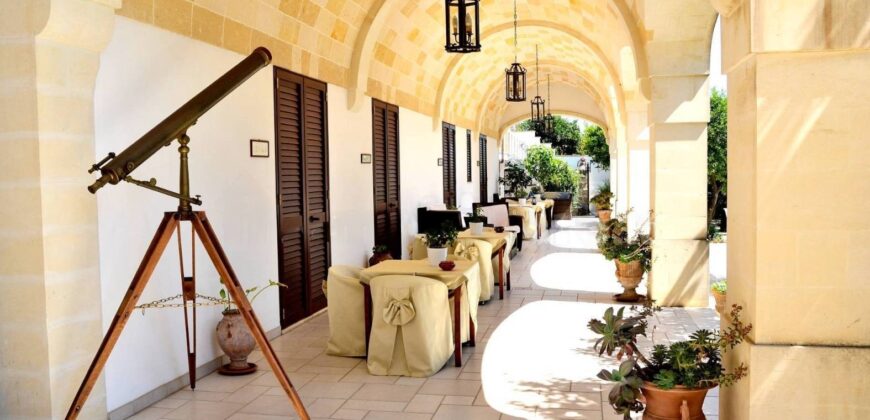 Affascinante Residenza Nobiliare d’Epoca con Giardino e Piscina a Ortelle, a 3 km dal Mare  Charming Historic Noble Residence with Garden and Pool in Ortelle, 3 km from the Sea”