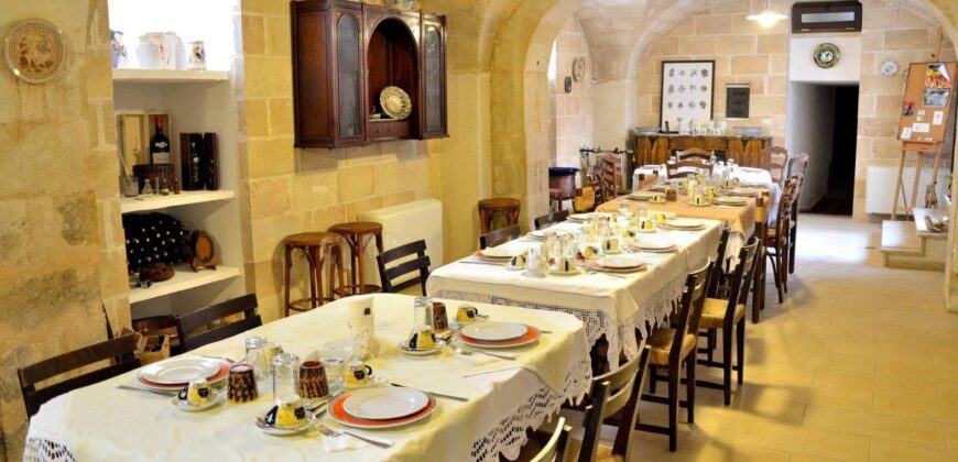 Affascinante Residenza Nobiliare d’Epoca con Giardino e Piscina a Ortelle, a 3 km dal Mare  Charming Historic Noble Residence with Garden and Pool in Ortelle, 3 km from the Sea”