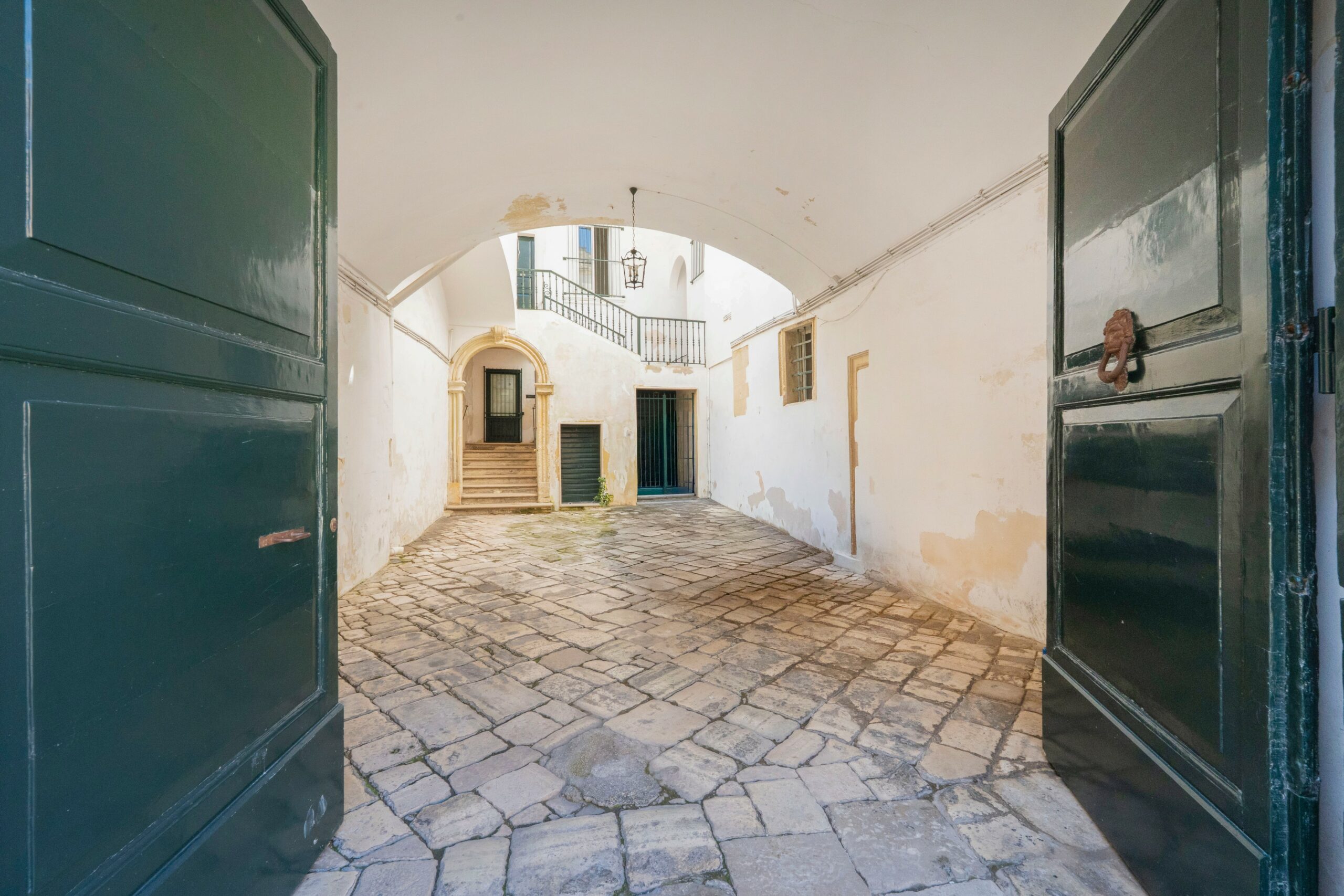 Lecce Centro storico in Palazzo storico del ‘700 Appartamento con Giardino e Terrazzo al livello e area solare di pertinenza