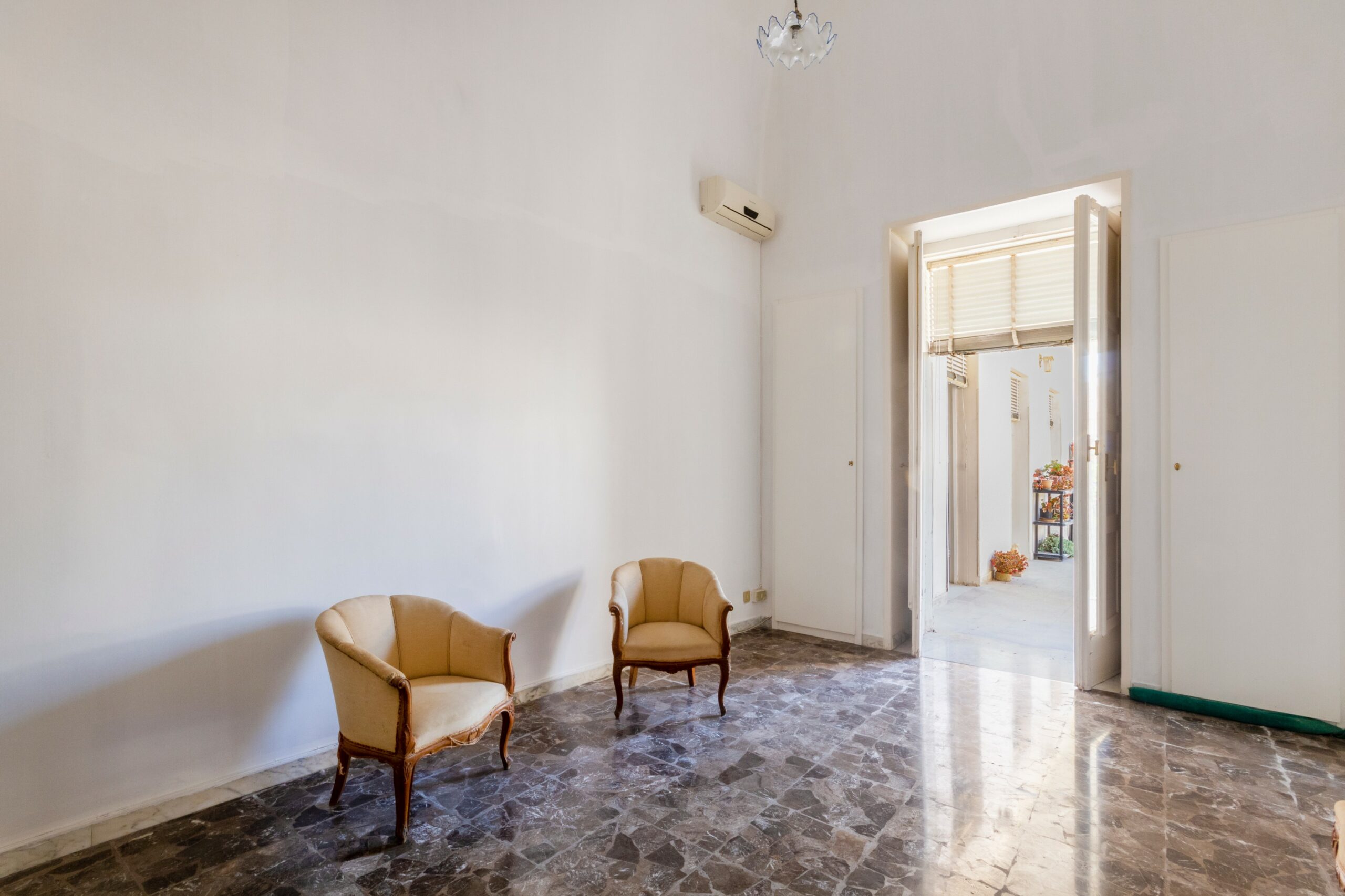 Lecce Centro storico in Palazzo storico del ‘700 Appartamento con Giardino e Terrazzo al livello e area solare di pertinenza