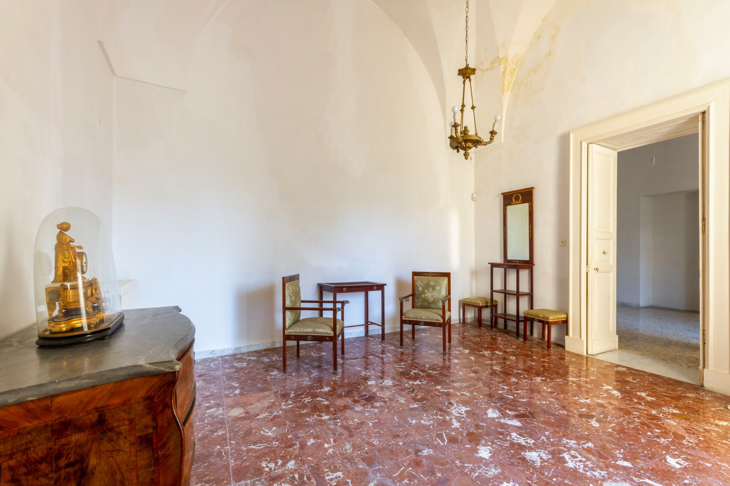 Lecce Centro storico in Palazzo storico del ‘700 Appartamento con Giardino e Terrazzo al livello e area solare di pertinenza