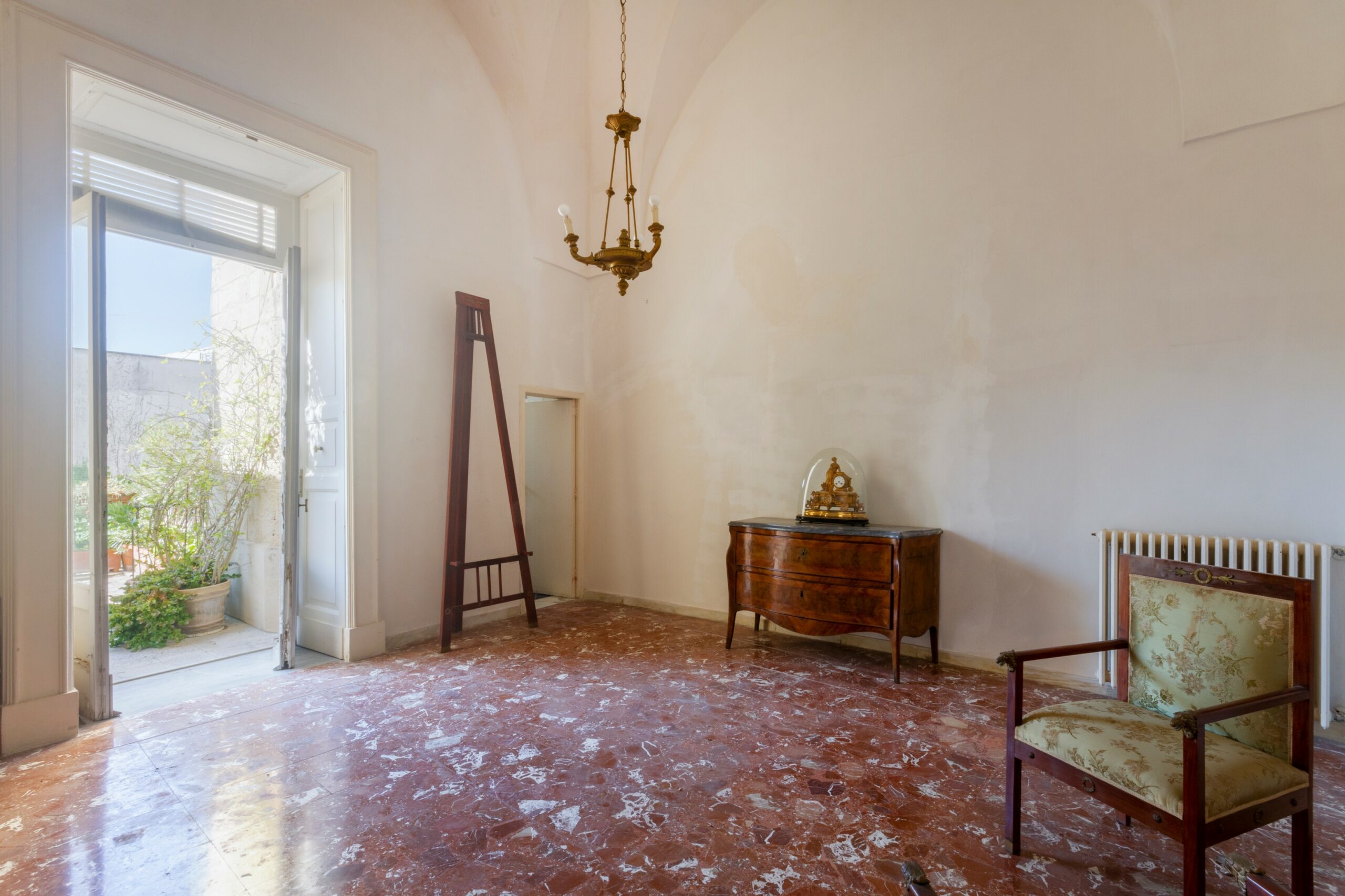 Lecce Centro storico in Palazzo storico del ‘700 Appartamento con Giardino e Terrazzo al livello e area solare di pertinenza