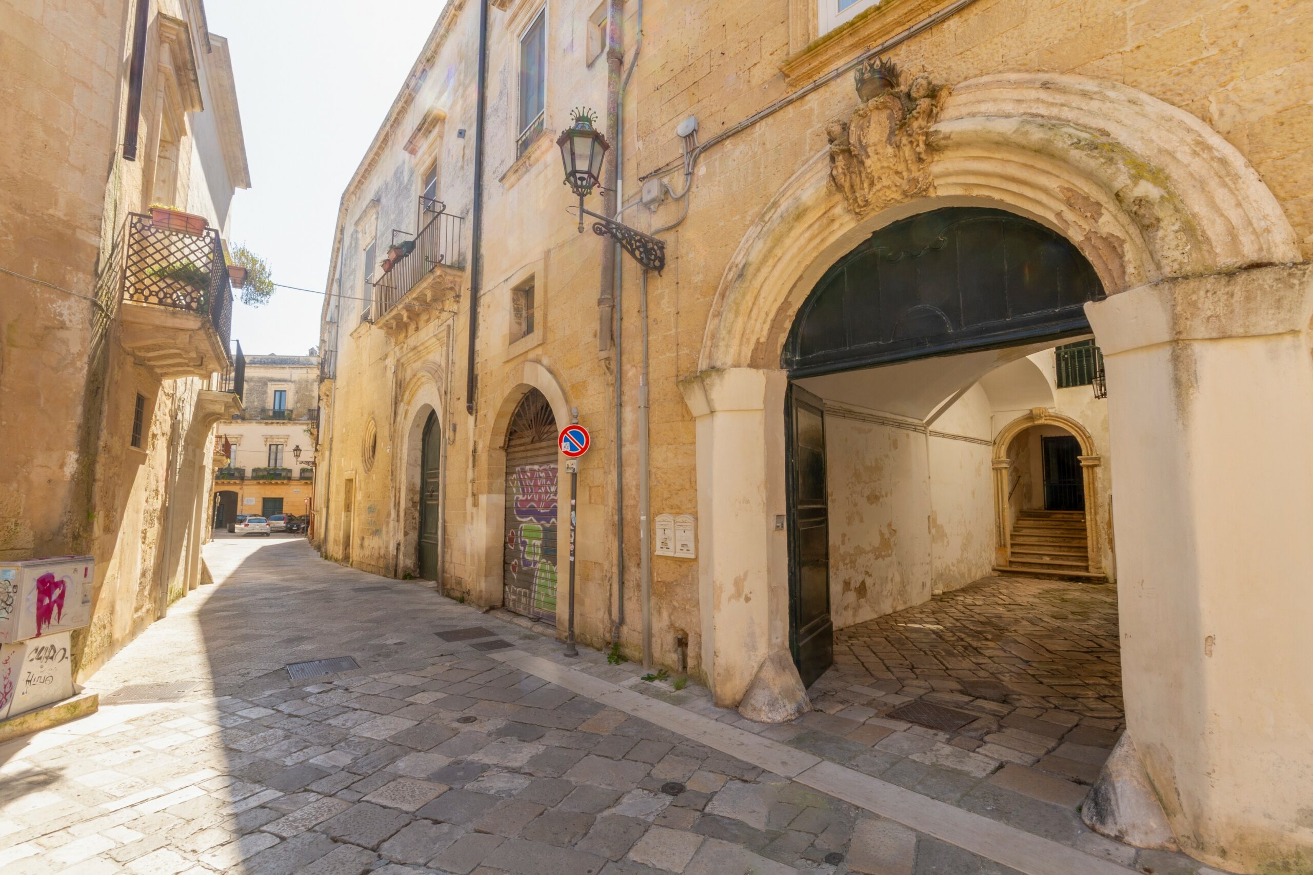 Lecce Centro storico in Palazzo storico del ‘700 Appartamento con Giardino e Terrazzo al livello e area solare di pertinenza