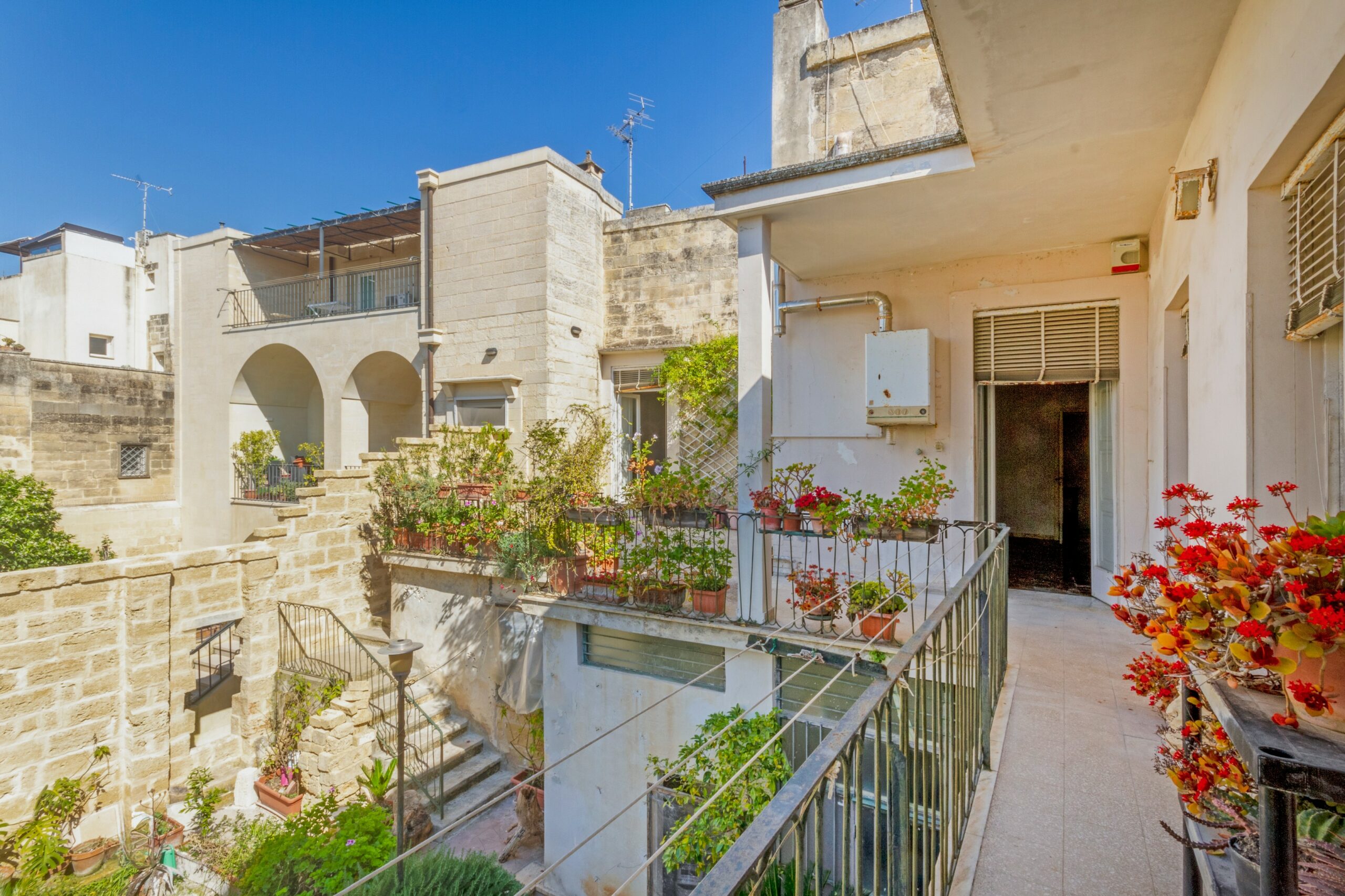 Lecce Centro storico in Palazzo storico del ‘700 Appartamento con Giardino e Terrazzo al livello e area solare di pertinenza