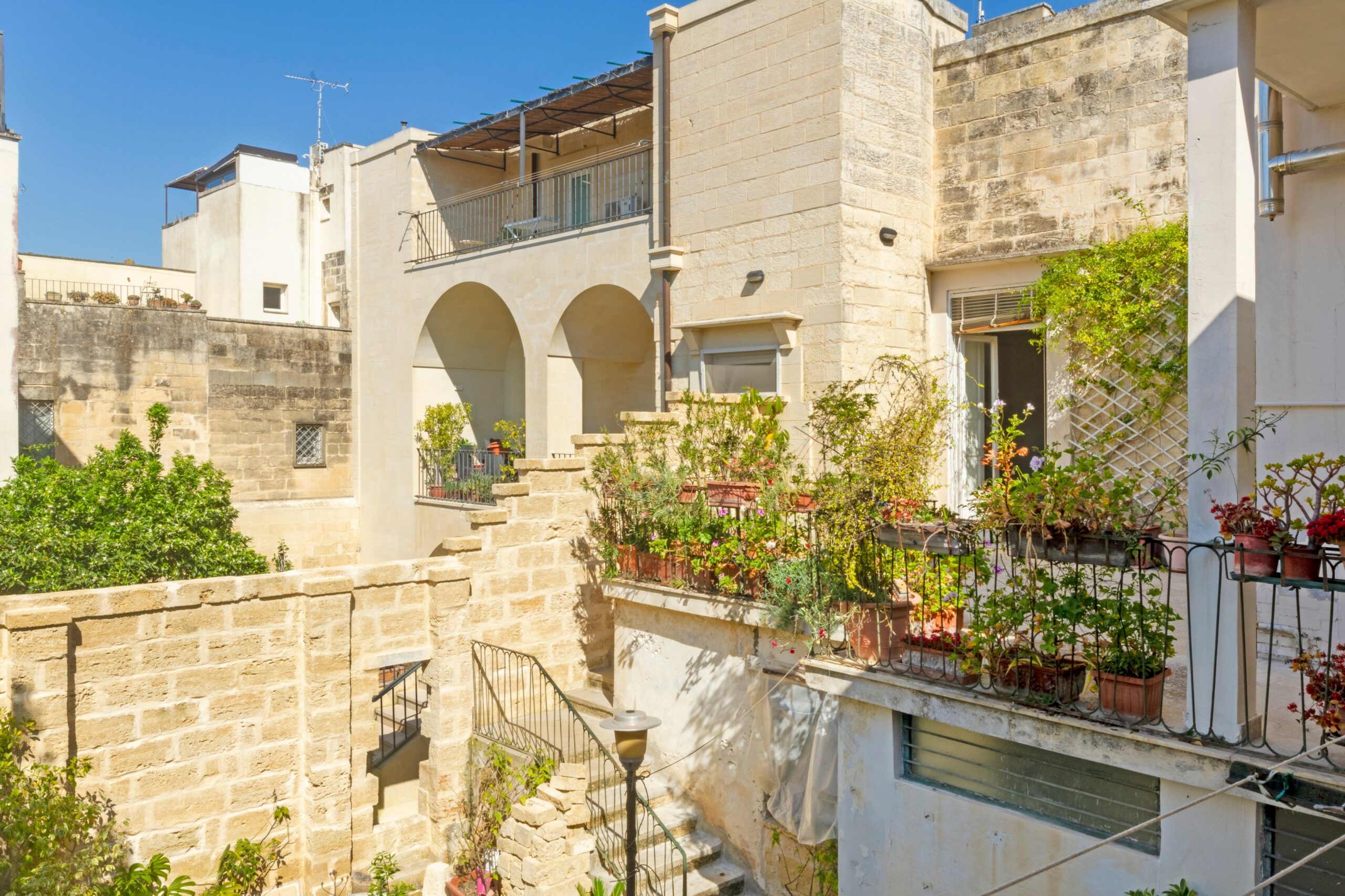 Lecce Centro storico in Palazzo storico del ‘700 Appartamento con Giardino e Terrazzo al livello e area solare di pertinenza