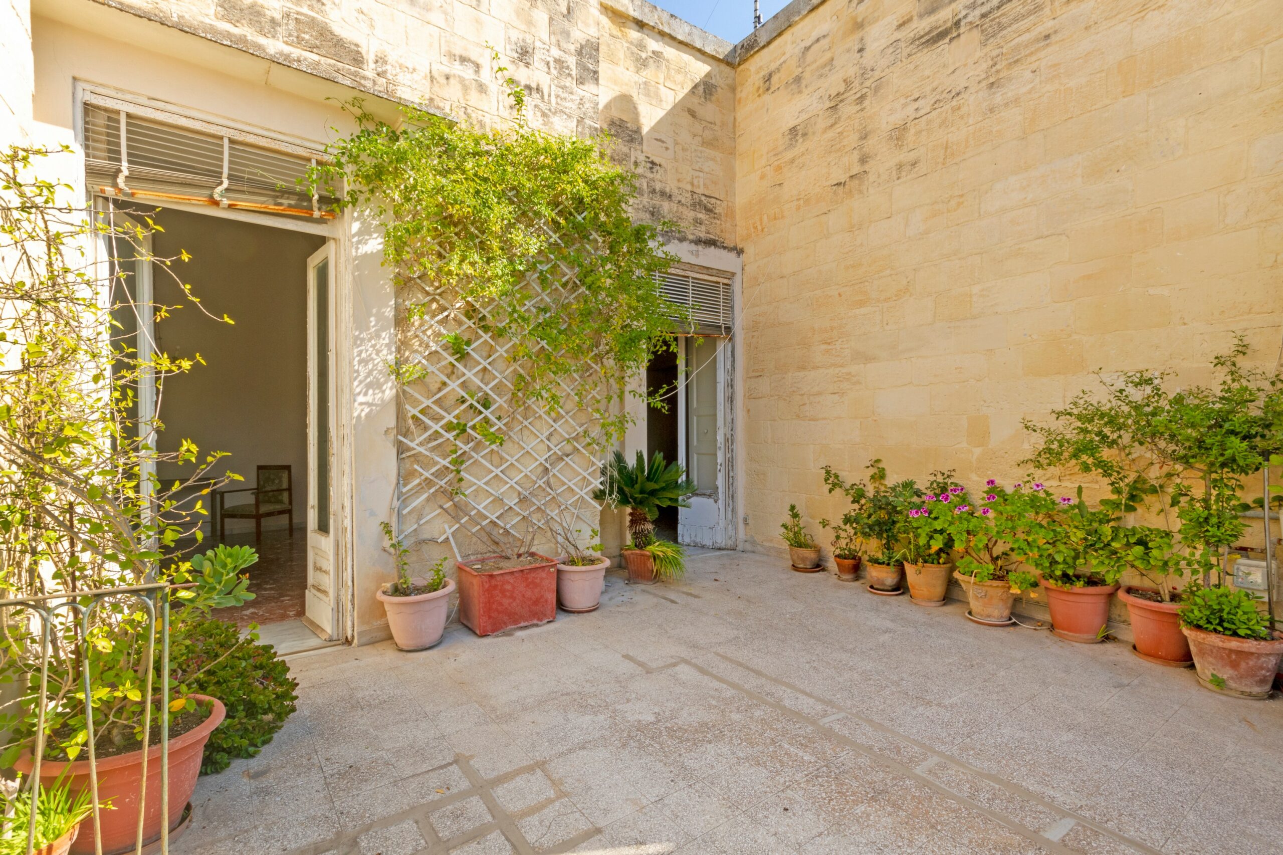 Lecce Centro storico in Palazzo storico del ‘700 Appartamento con Giardino e Terrazzo al livello e area solare di pertinenza