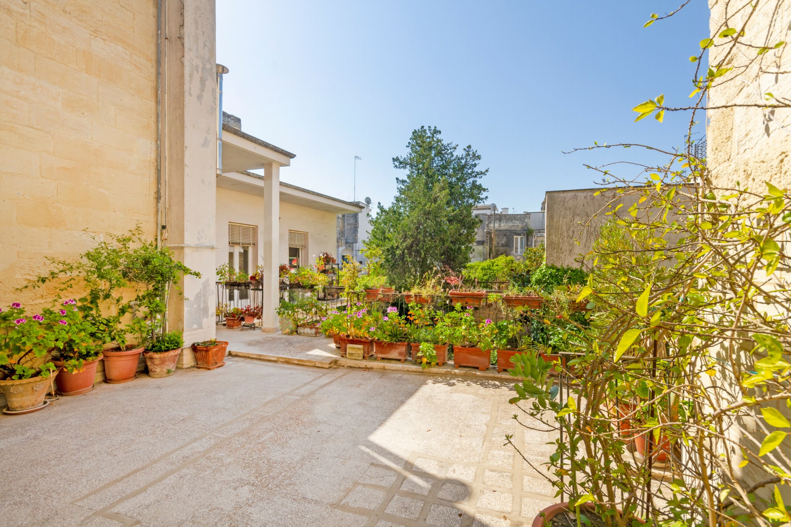 Lecce Centro storico in Palazzo storico del ‘700 Appartamento con Giardino e Terrazzo al livello e area solare di pertinenza
