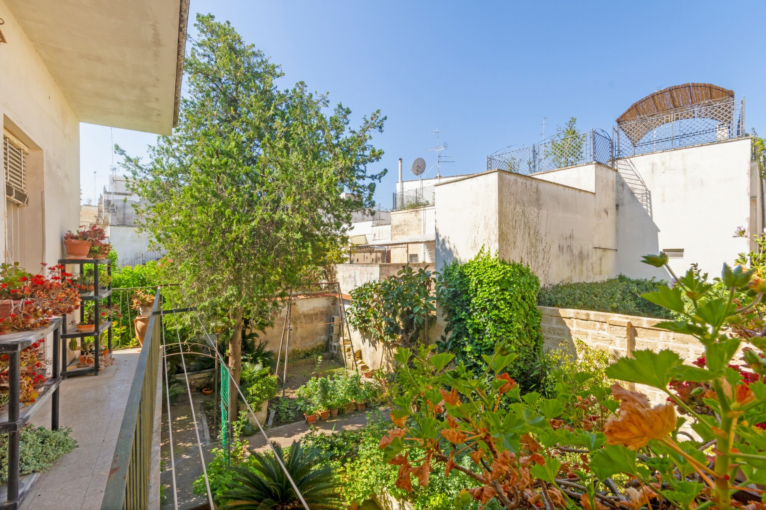 Lecce Centro storico in Palazzo storico del ‘700 Appartamento con Giardino e Terrazzo al livello e area solare di pertinenza