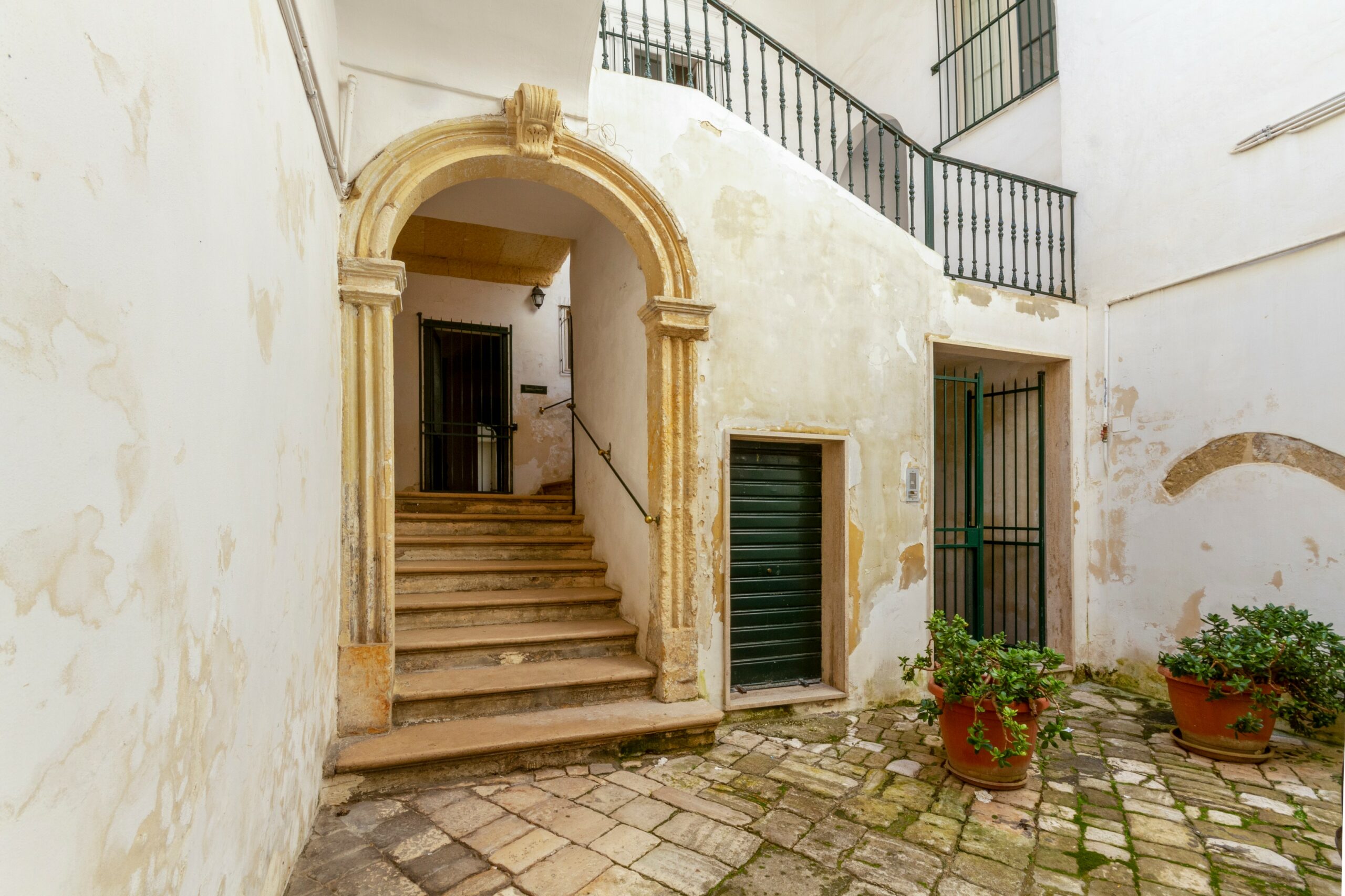 Lecce Centro storico in Palazzo storico del ‘700 Appartamento con Giardino e Terrazzo al livello e area solare di pertinenza