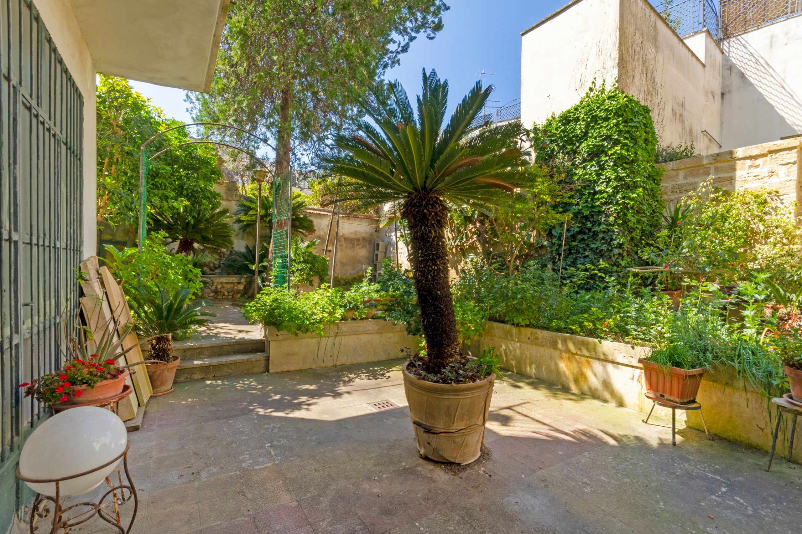 Lecce Centro storico in Palazzo storico del ‘700 Appartamento con Giardino e Terrazzo al livello e area solare di pertinenza