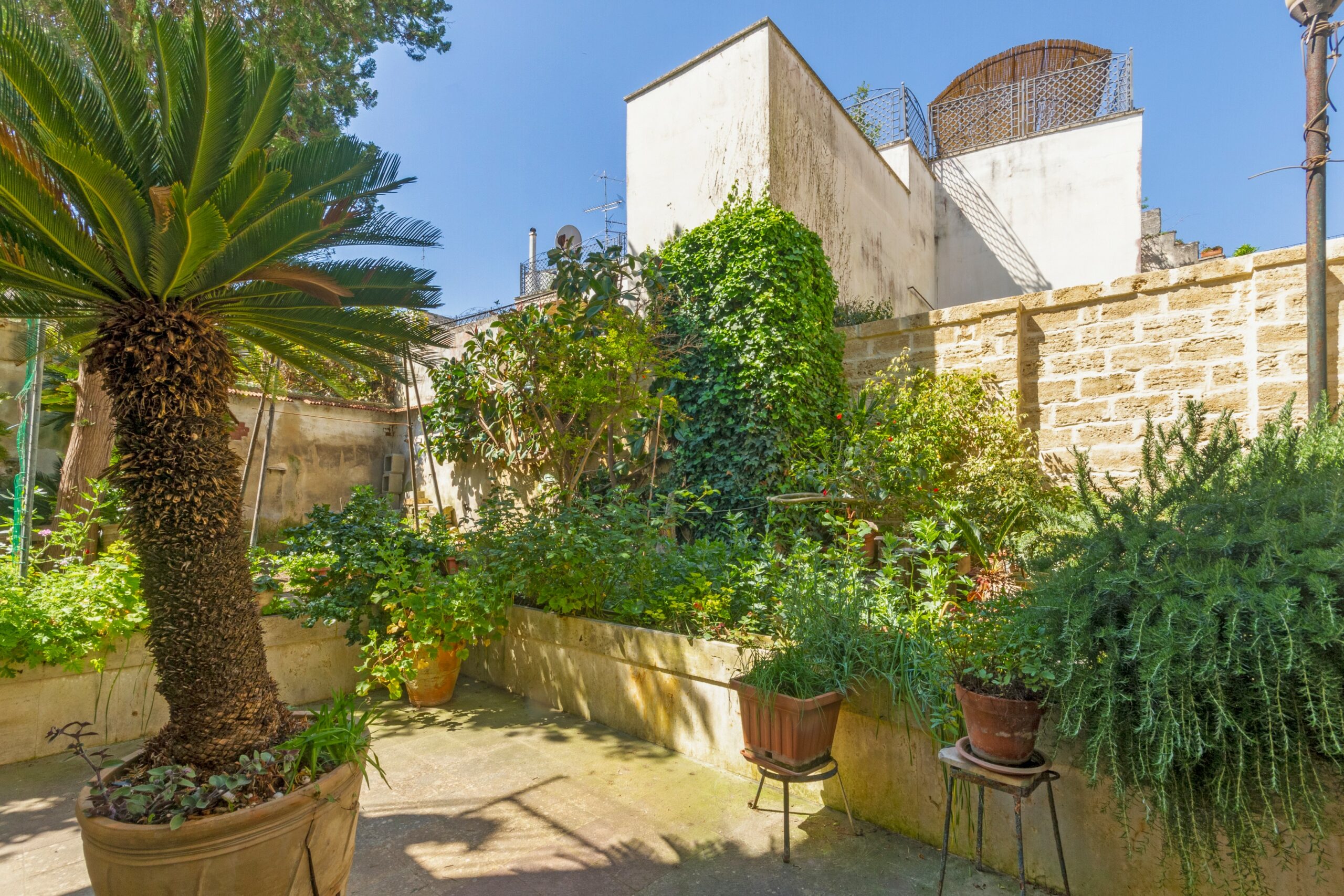 Lecce Centro storico in Palazzo storico del ‘700 Appartamento con Giardino e Terrazzo al livello e area solare di pertinenza