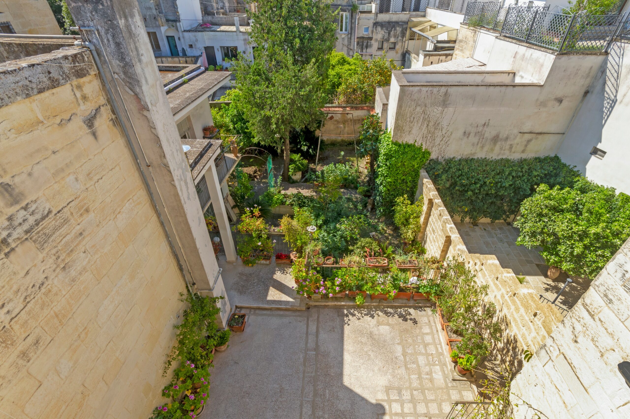Lecce Centro storico in Palazzo storico del ‘700 Appartamento con Giardino e Terrazzo al livello e area solare di pertinenza