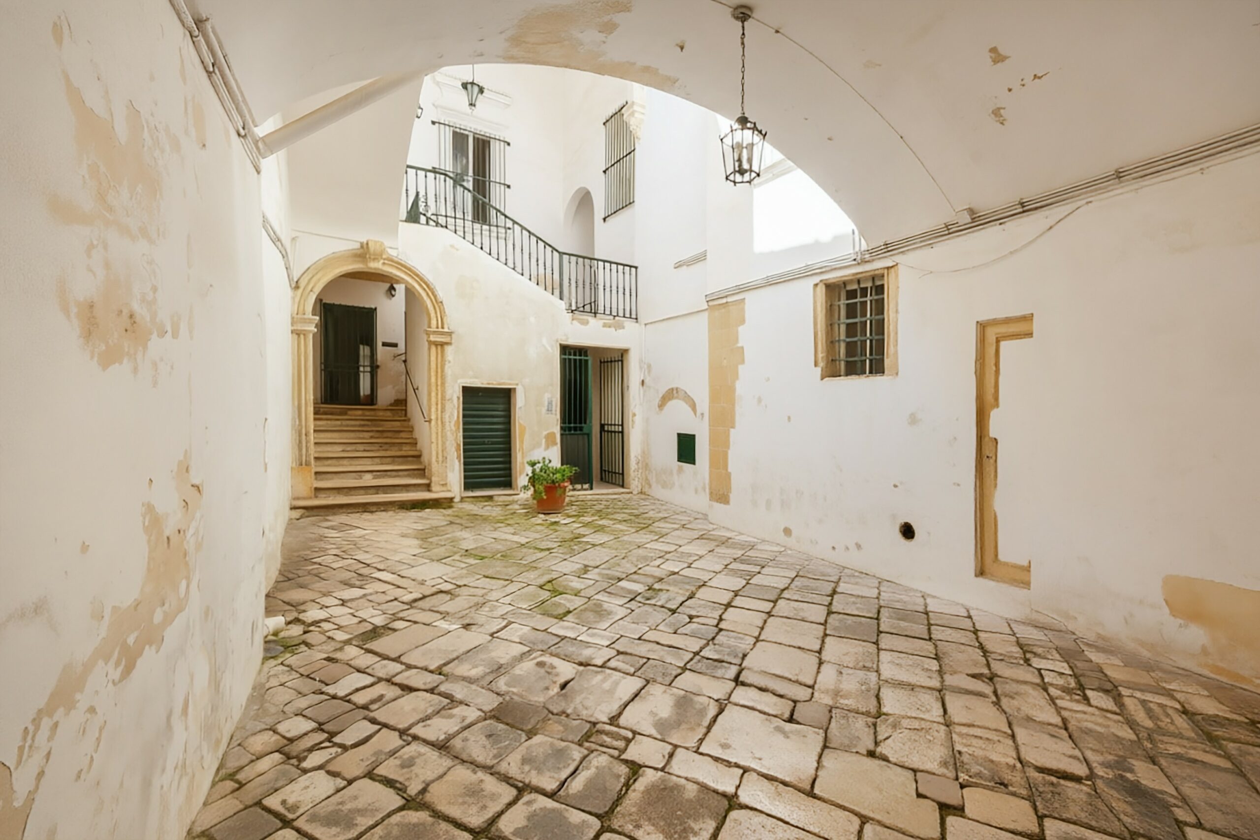 Lecce Centro storico in Palazzo storico del ‘700 Appartamento con Giardino e Terrazzo al livello e area solare di pertinenza