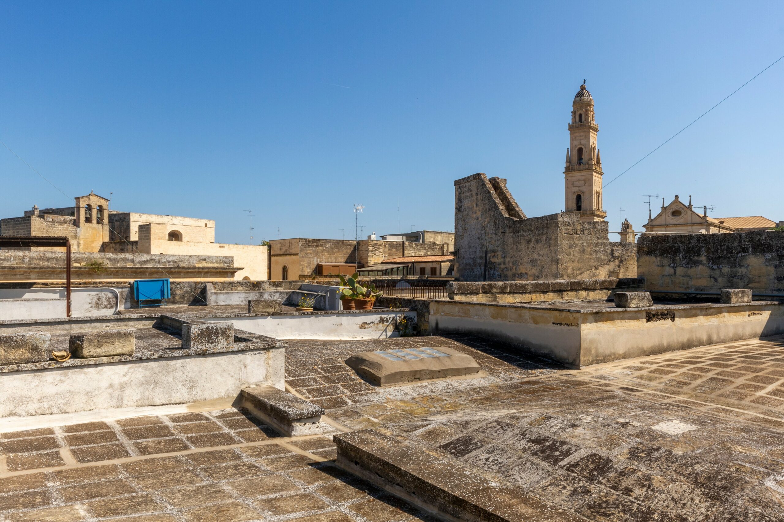 Lecce Centro storico in Palazzo storico del ‘700 Appartamento con Giardino e Terrazzo al livello e area solare di pertinenza