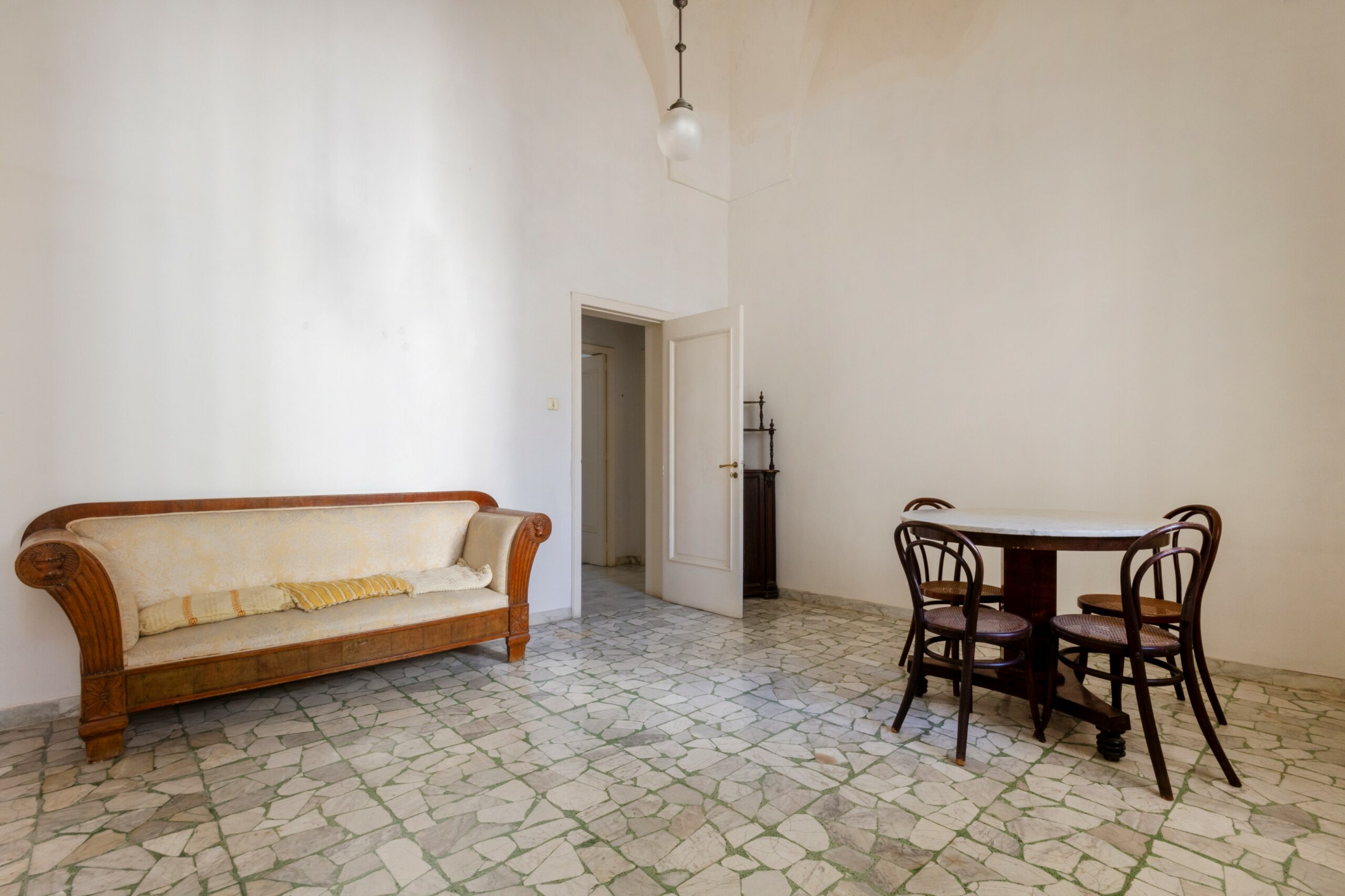 Lecce Centro storico in Palazzo storico del ‘700 Appartamento con Giardino e Terrazzo al livello e area solare di pertinenza