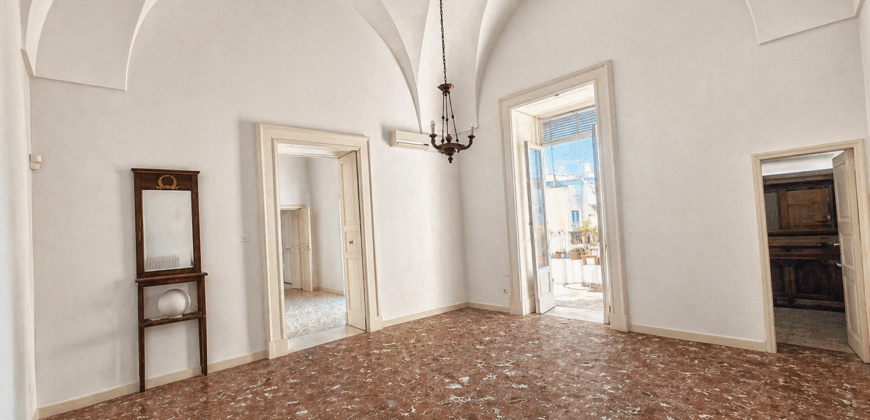 Lecce Centro storico in Palazzo storico del ‘700 Appartamento con Giardino e Terrazzo al livello e area solare di pertinenza