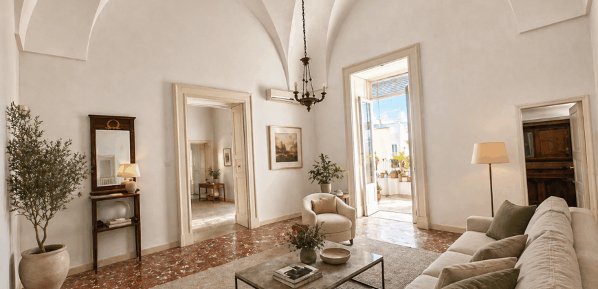 Lecce Centro storico in Palazzo storico del ‘700 Appartamento con Giardino e Terrazzo al livello e area solare di pertinenza