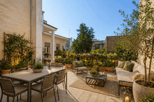 Lecce Centro storico in Palazzo storico del ‘700 Appartamento con Giardino e Terrazzo al livello e area solare di pertinenza