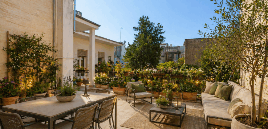 Lecce Centro storico in Palazzo storico del ‘700 Appartamento con Giardino e Terrazzo al livello e area solare di pertinenza