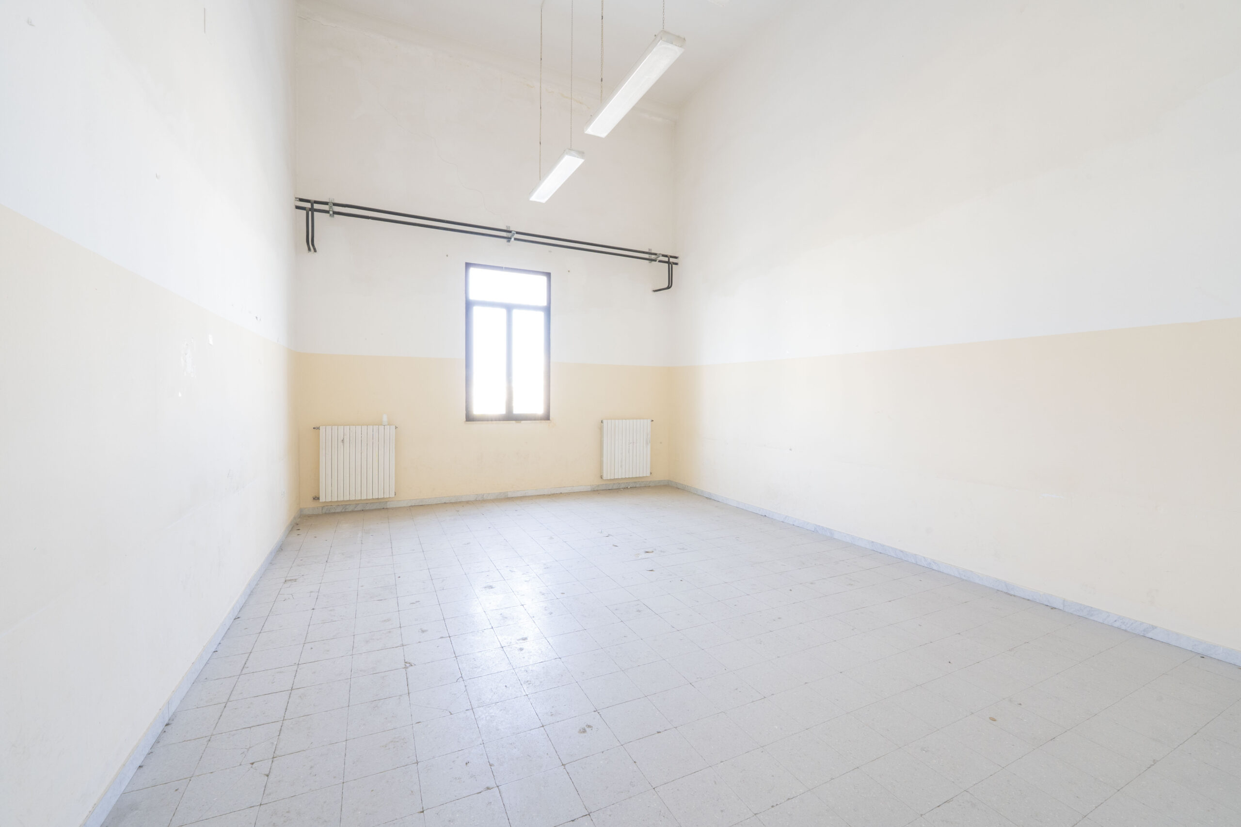 Lecce in edificio d’epoca grande piano primo di rappresentanza con ampia disponibilità di posti auto