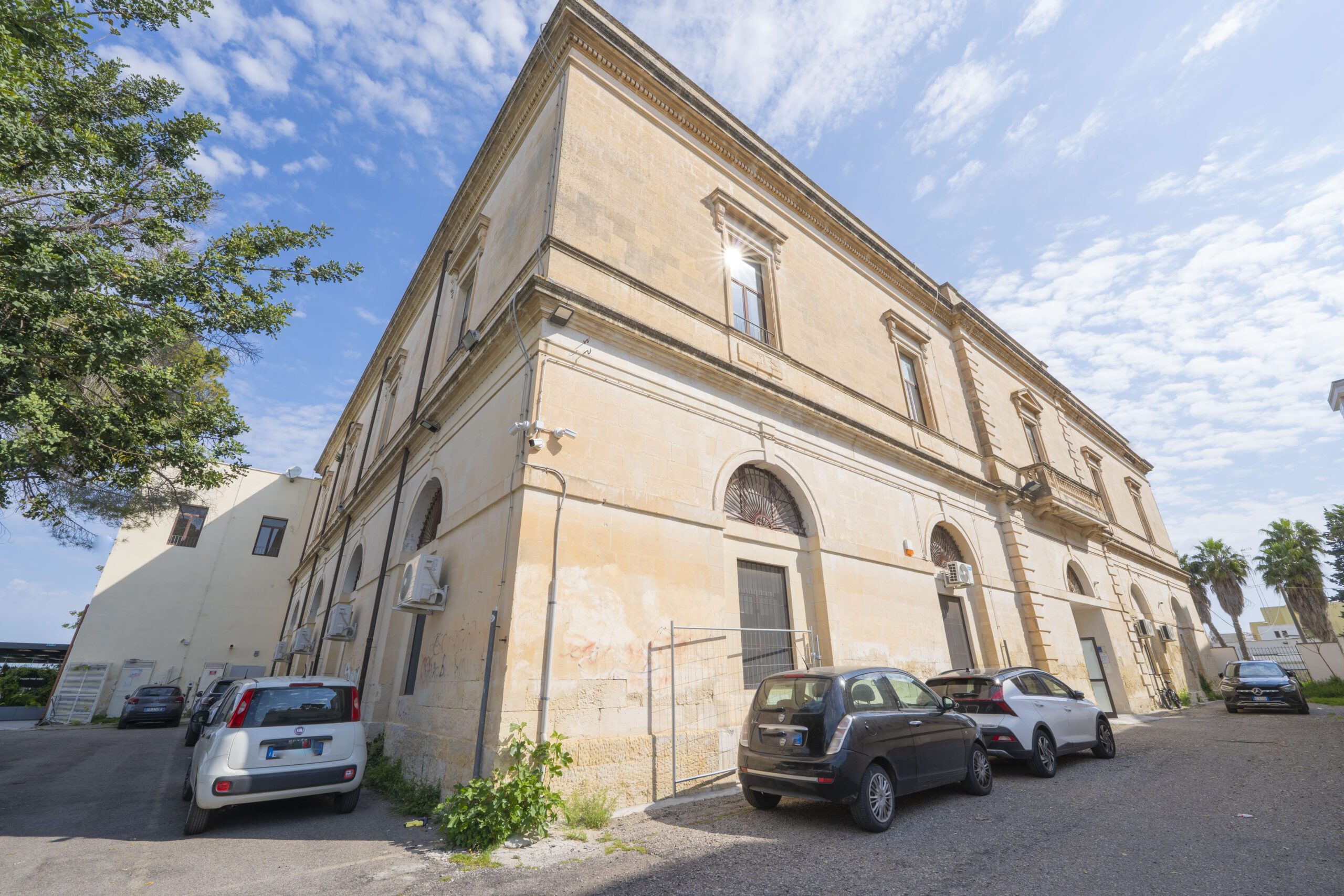 Lecce in edificio d’epoca grande piano primo di rappresentanza con ampia disponibilità di posti auto