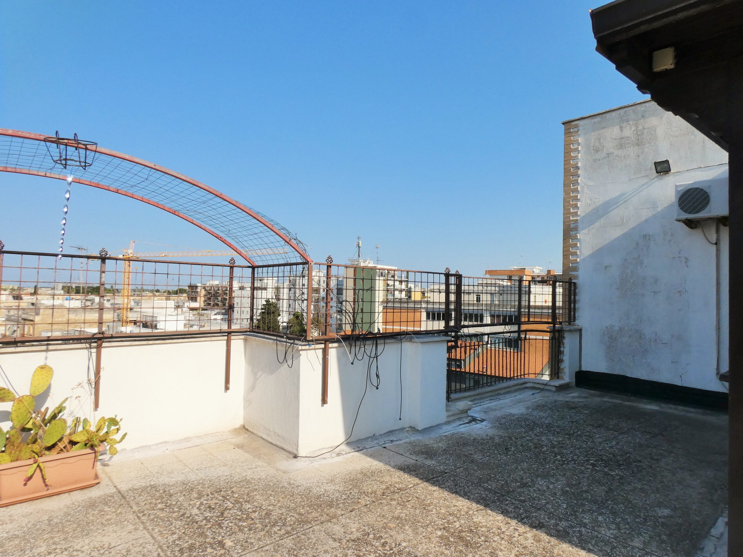 Lecce Via Corvaglia appartamento ampia metratura con terrazzo e garage