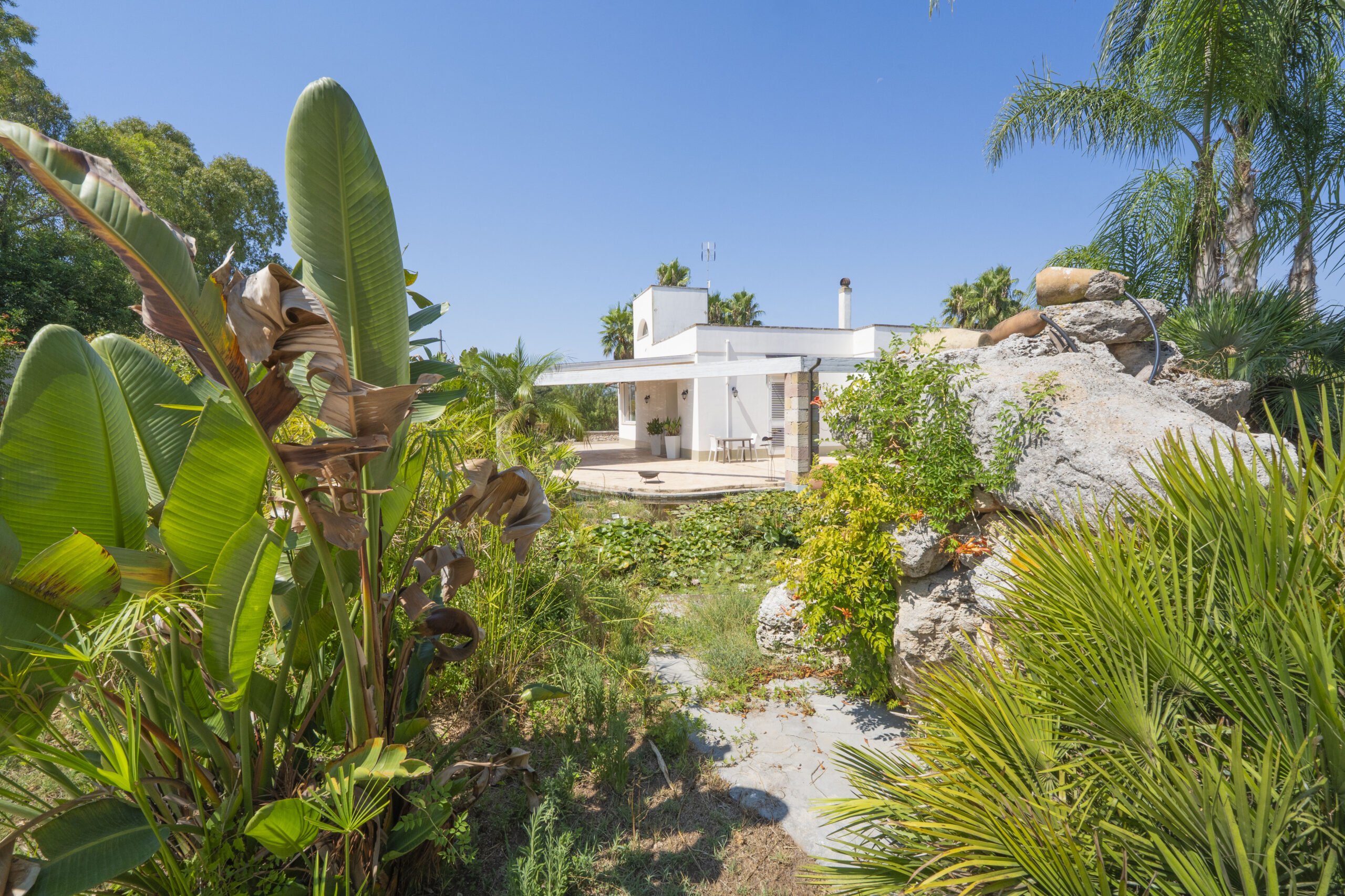 Elegante villa con piscina immersa nel verde a pochi minuti da Lecce