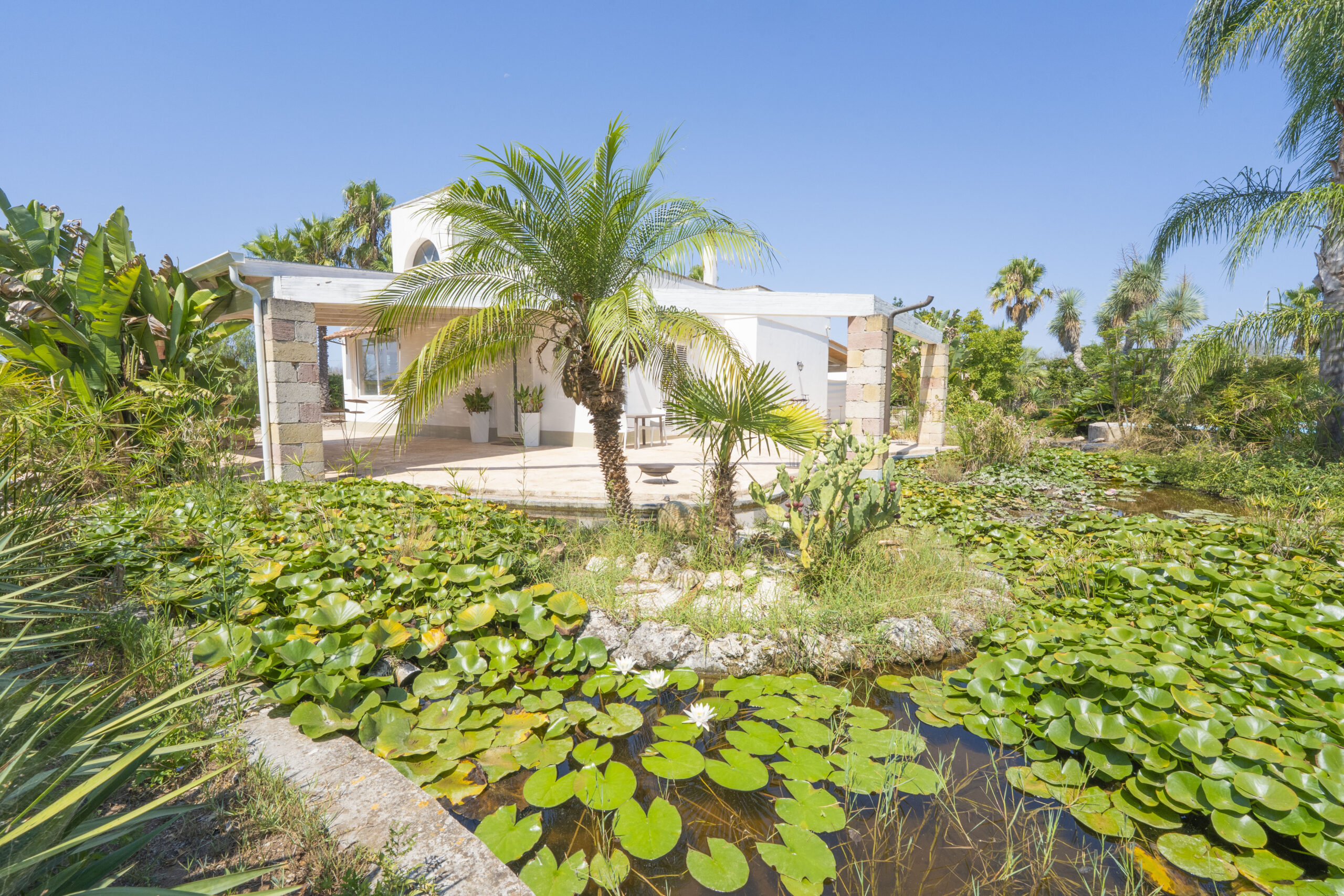 Elegante villa con piscina immersa nel verde a pochi minuti da Lecce