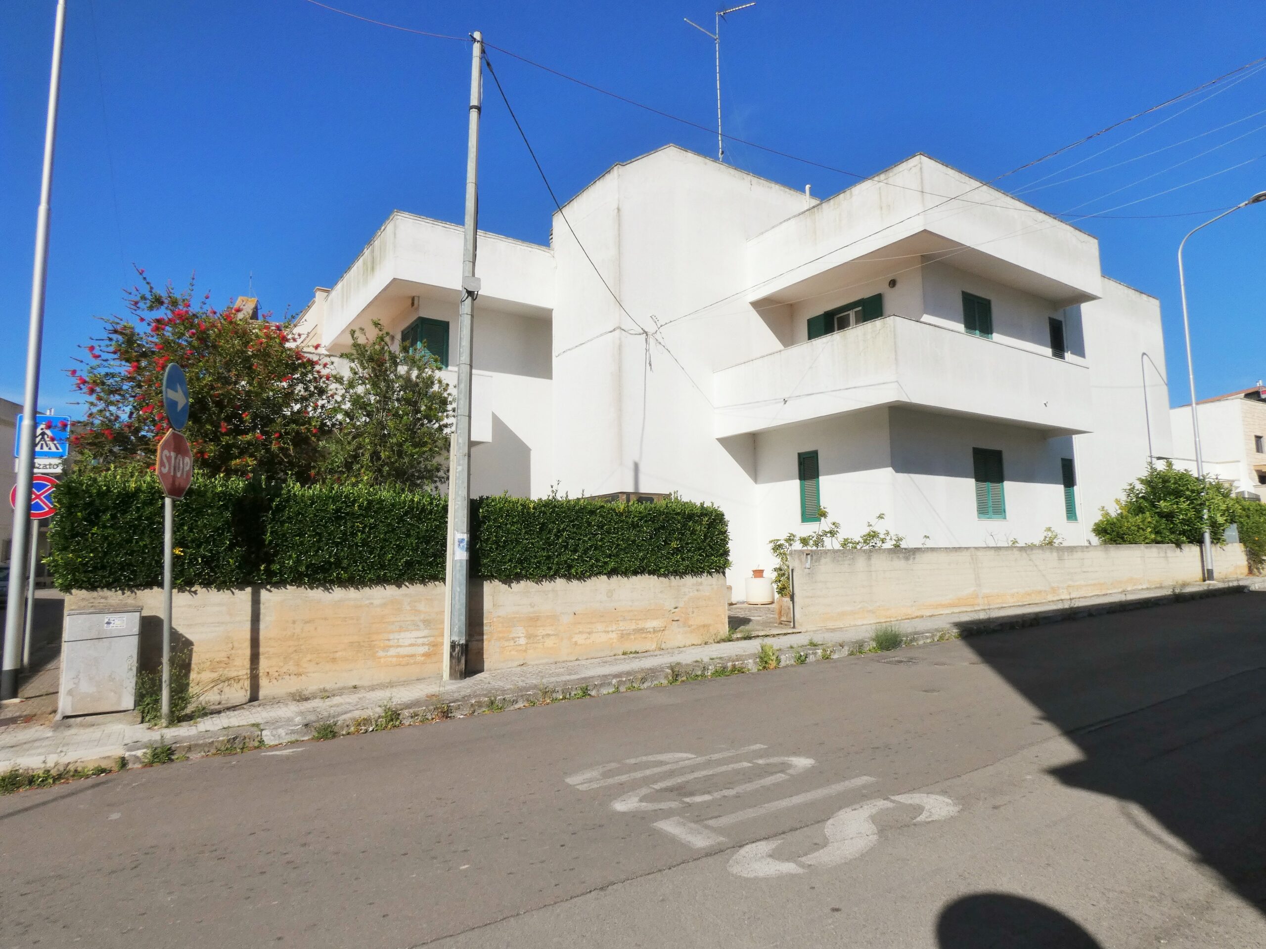 San Cesario Di Lecce Stabile con giardino e terrazzo composto da due appartamenti di ampia metratura