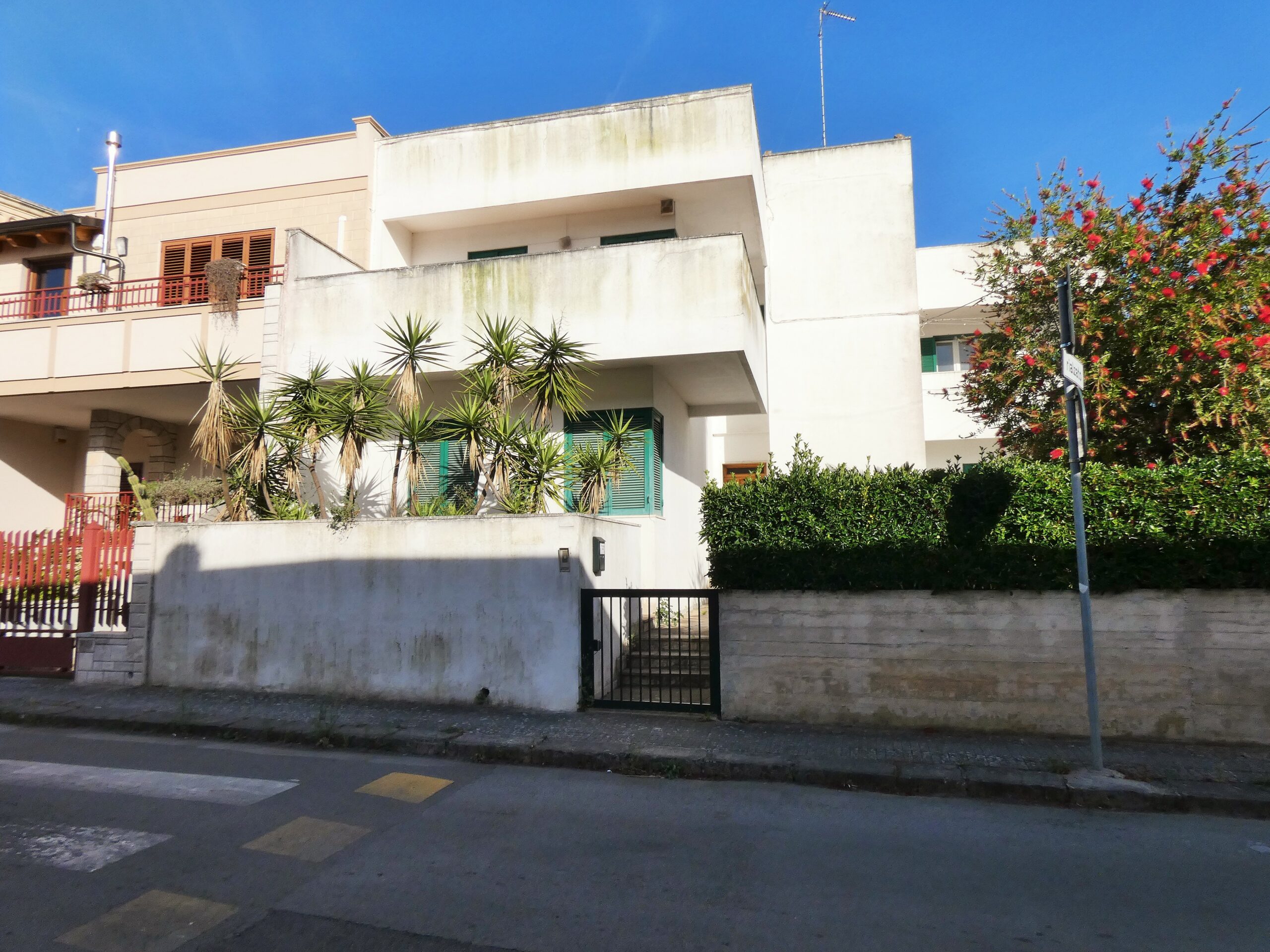 San Cesario Di Lecce Stabile con giardino e terrazzo composto da due appartamenti di ampia metratura