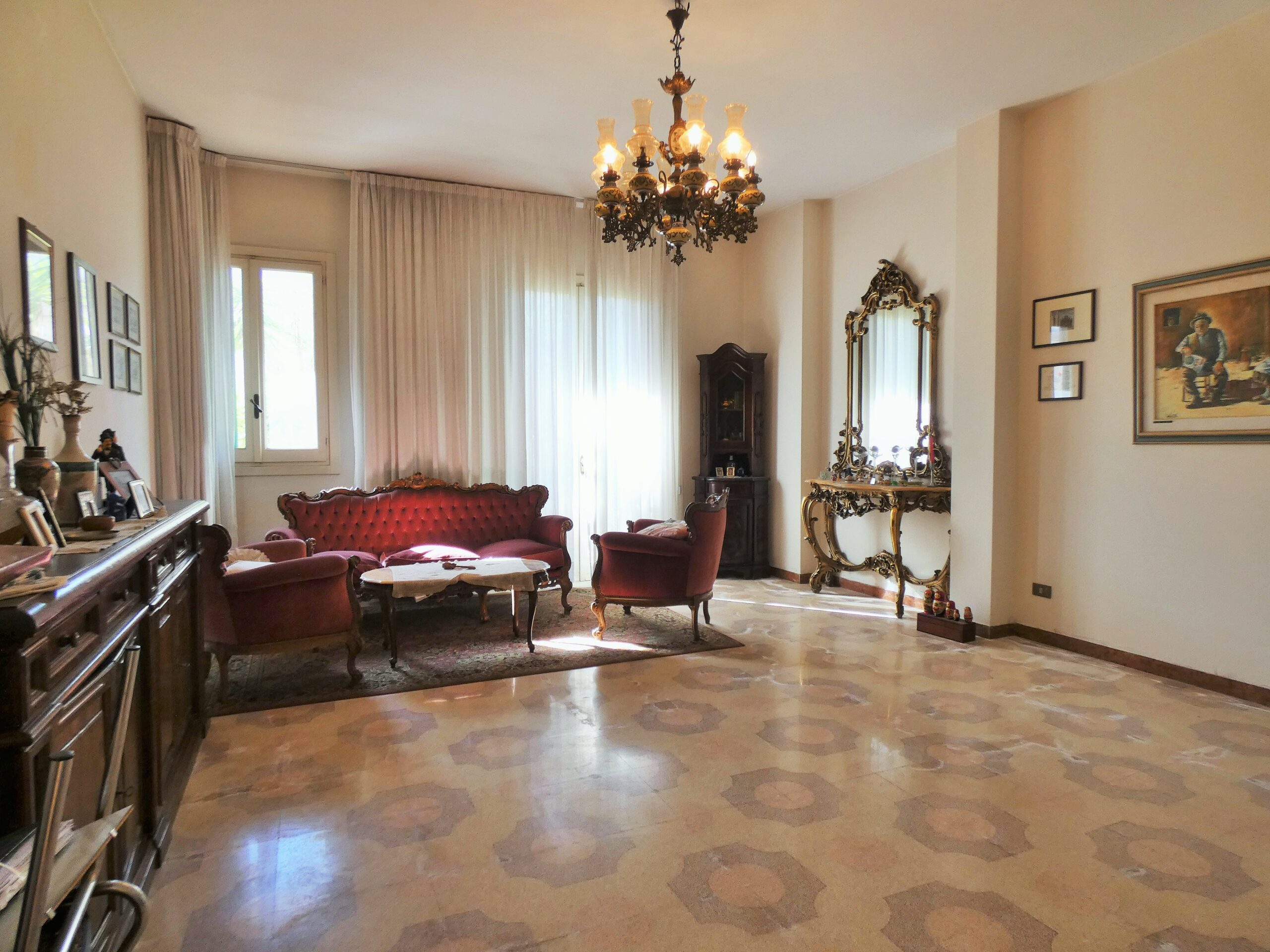 San Cesario Di Lecce Stabile con giardino e terrazzo composto da due appartamenti di ampia metratura