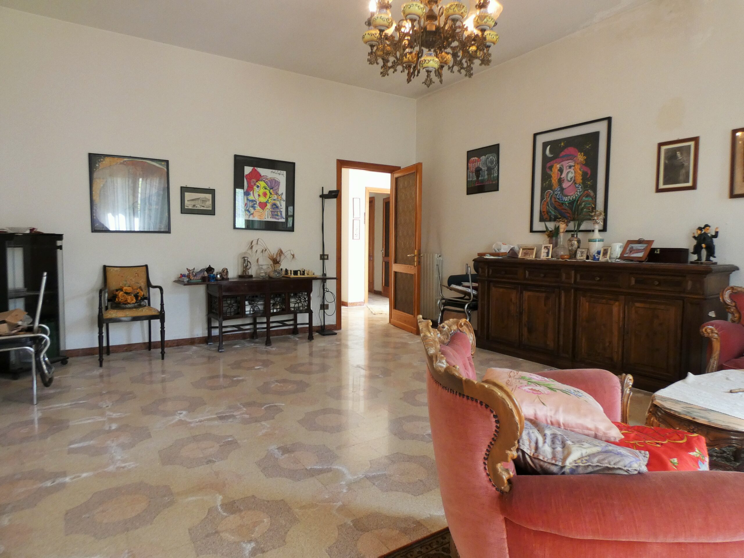 San Cesario Di Lecce Stabile con giardino e terrazzo composto da due appartamenti di ampia metratura