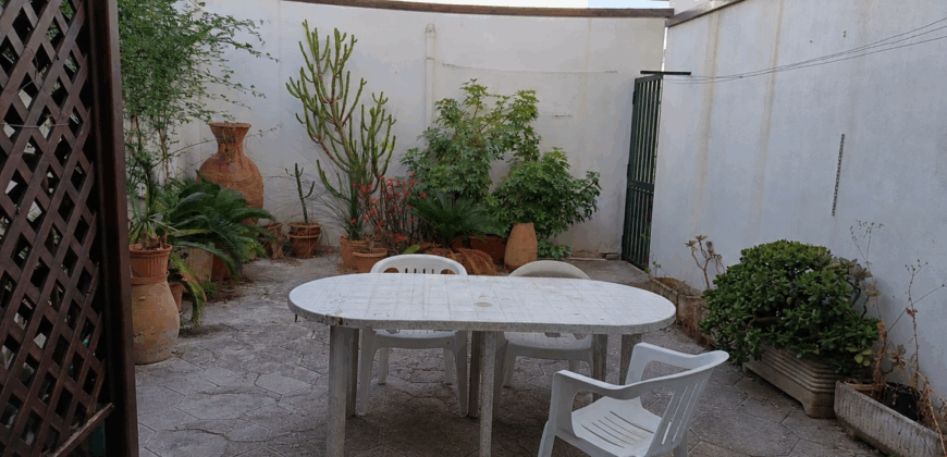 San Cesario Di Lecce Stabile con giardino e terrazzo composto da due appartamenti di ampia metratura