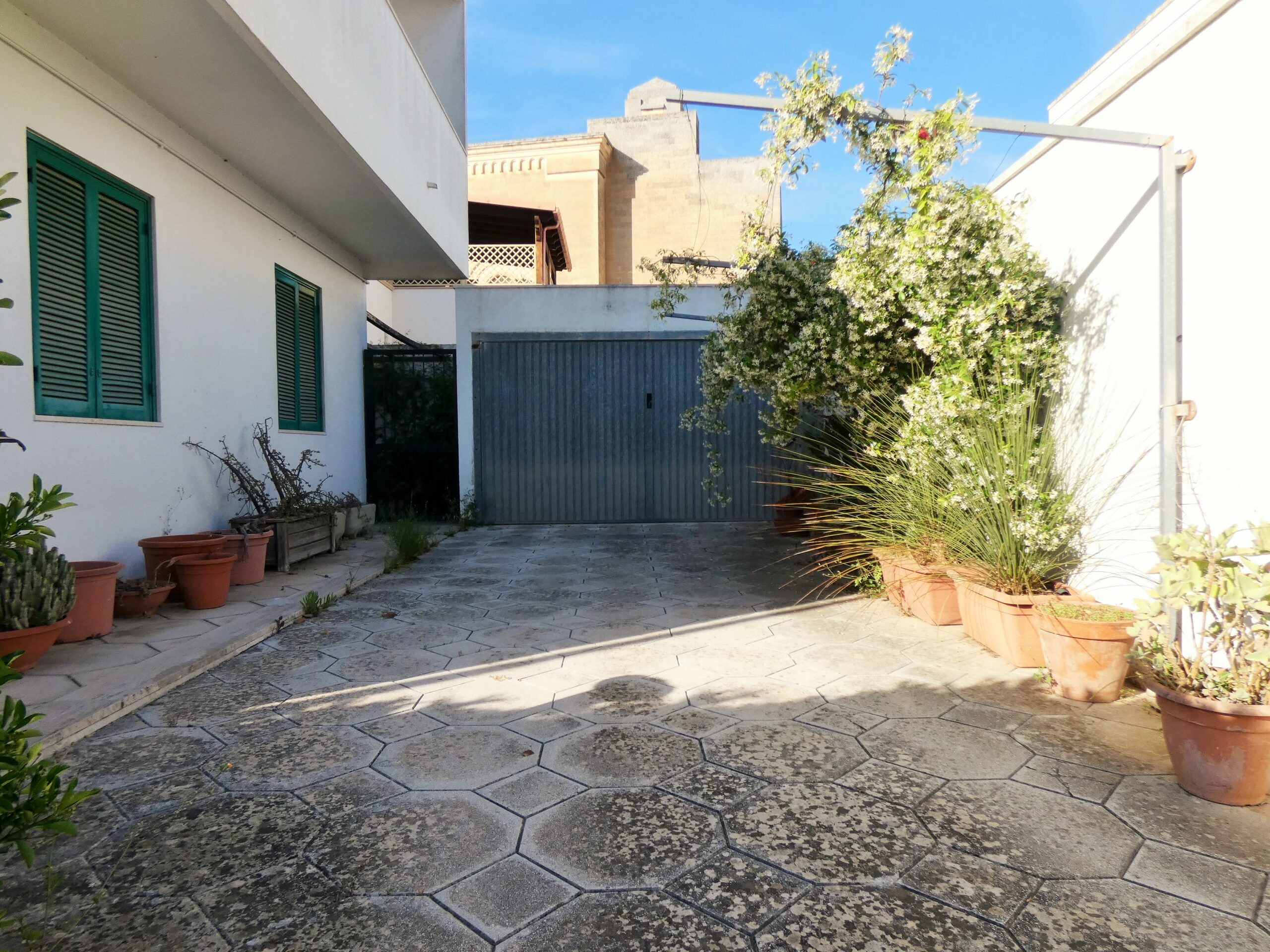 San Cesario Di Lecce Stabile con giardino e terrazzo composto da due appartamenti di ampia metratura